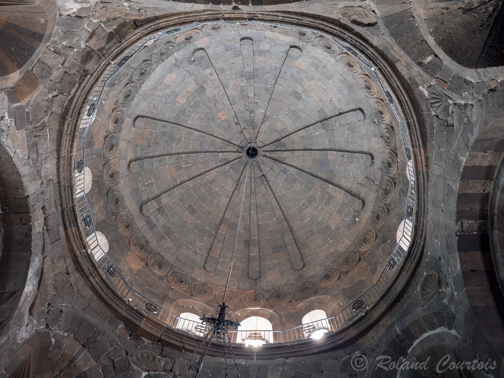 L’église de Sainte Hripsimé date du 7ème siècle et contiendrait les reliques de la sainte. Architecture des églises arméniennes caractérisée par la gestion de la lumière, souvent un puit de lumière au sommet. Ainsi le mouvement est matérialisé par la rotation terrestre.