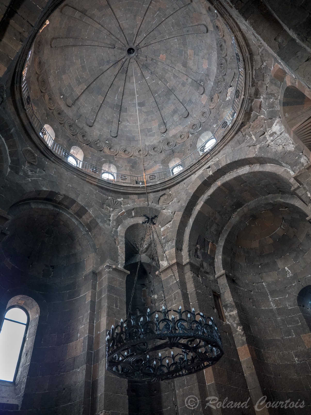 L’église de Sainte Hripsimé date du 7ème siècle et contiendrait les reliques de la sainte. Architecture des églises arméniennes caractérisée par la gestion de la lumière, souvent un puit de lumière au sommet. Ainsi le mouvement est matérialisé par la rotation terrestre.