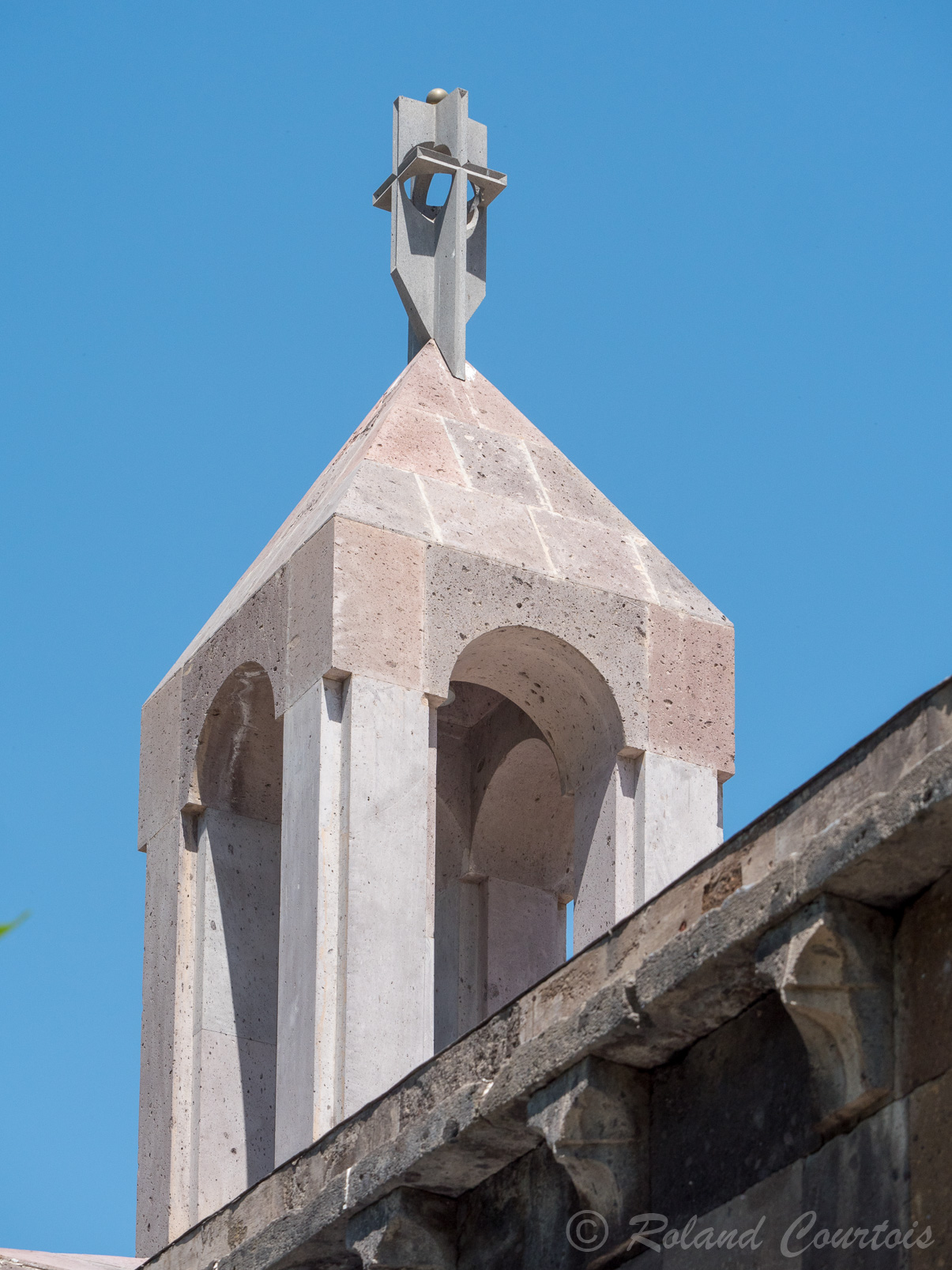 Saint Siège d'Etchmiadzine. Le baptistère moderne dans le style ancien.