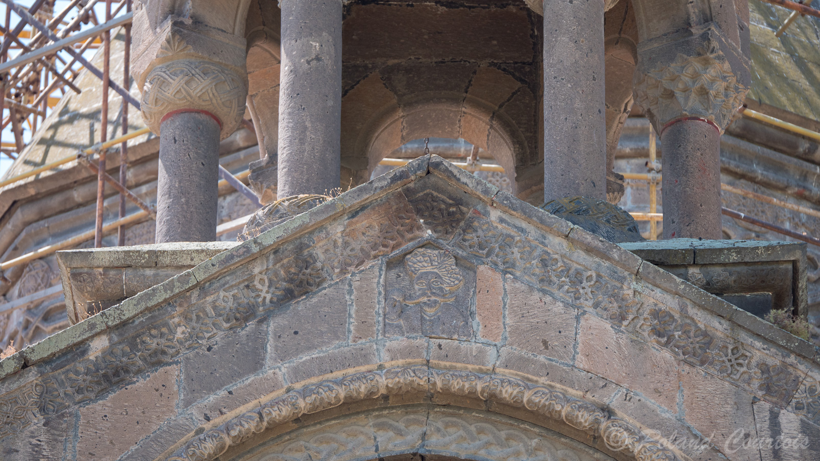 Saint Siège du catolicos. La cathédrale date du Vème siècle et remaniée au 17ème siècle. Sous le campanile une petite tête avec moustache.