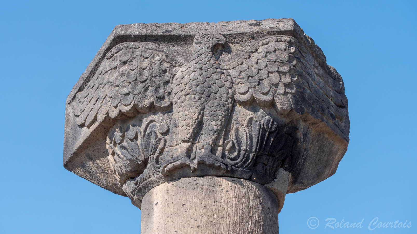 Site archéologique de Zvartnots, 
Impressionnants vestiges d'une église dédiée à Saint-Georges. Chapiteau avec aigle aux ailes déployées et prolongées et des feuilles d’acanthes.