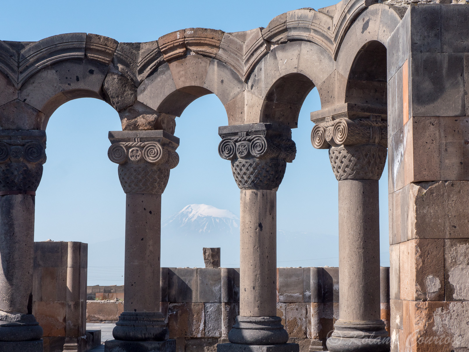 Site archéologique de Zvartnots, 
Impressionnants vestiges d'une église dédiée à Saint-Georges. L’église circulaire représentait la main de JC avec les 5 doigts = 5 entrées .