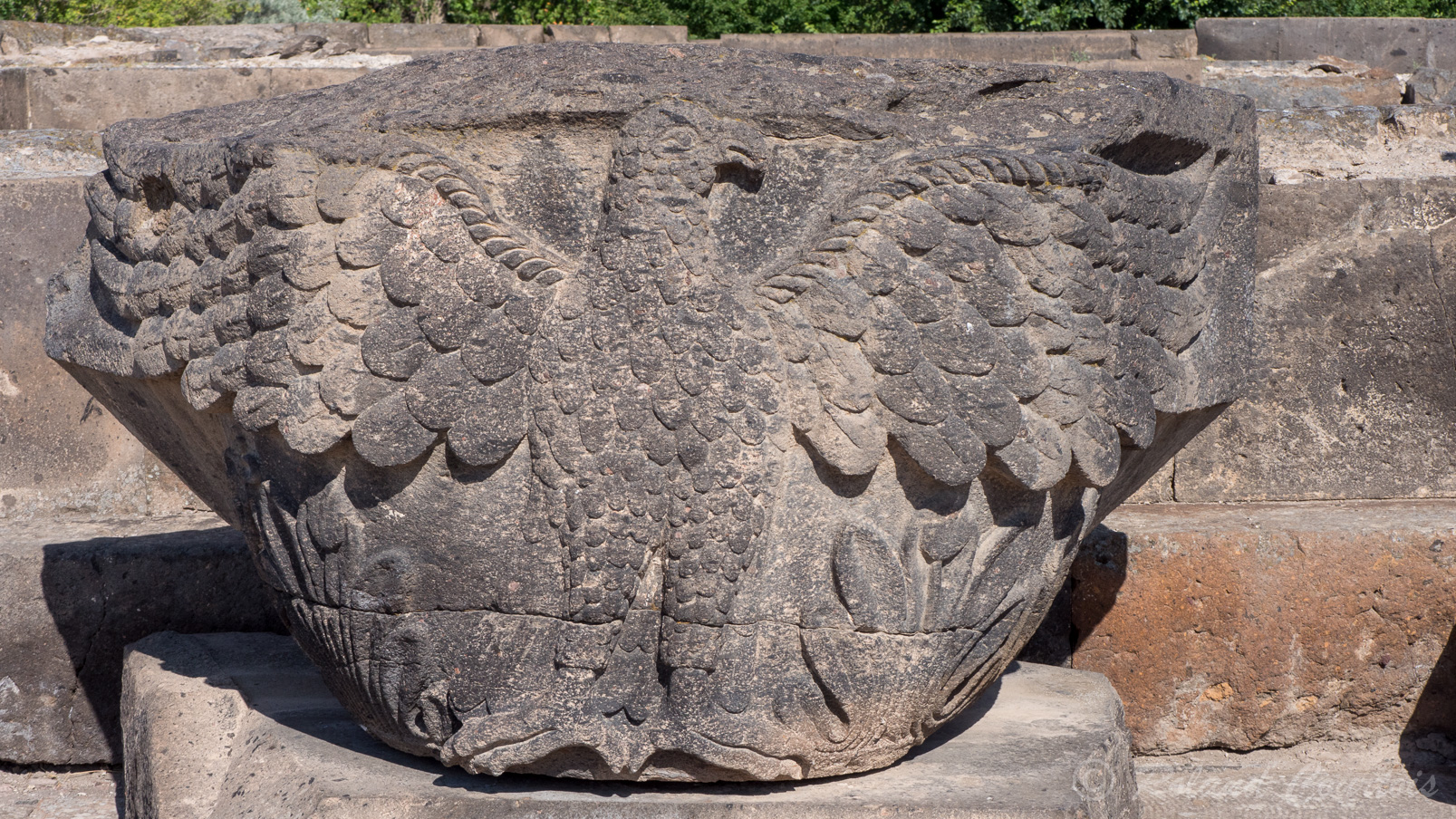 Site archéologique de Zvartnots, 
Impressionnants vestiges d'une église dédiée à Saint-Georges. Chapiteau avec aigle aux ailes déployées et prolongées et des feuilles d’acanthes.