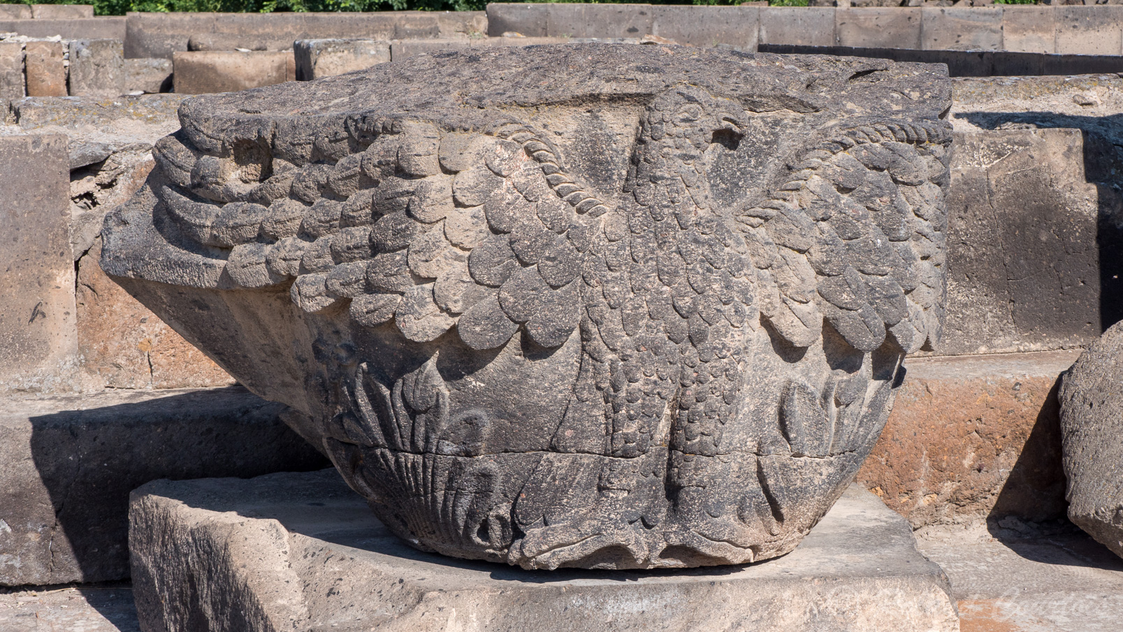 Site archéologique de Zvartnots, 
Impressionnants vestiges d'une église dédiée à Saint-Georges. Chapiteau avec aigle aux ailes déployées et prolongées et des feuilles d’acanthes.