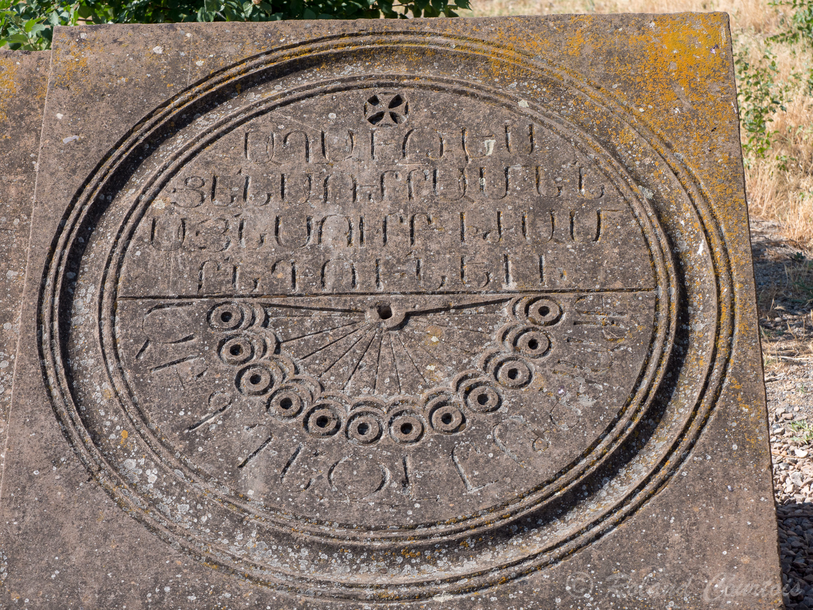 Site archéologique de Zvartnots, 
Impressionnants vestiges d'une église dédiée à Saint-Georges. Cadran solaire avec lettres arméniennes en guise de chiffres. Inscription  au-dessus : « Priez le dieu très saint à toute heure convenable ».