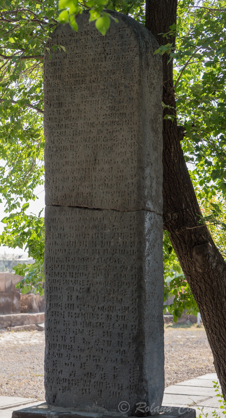 Site archéologique de Zvartnots, 
Impressionnants vestiges d'une église dédiée à Saint-Georges. Inscription cunéiforme