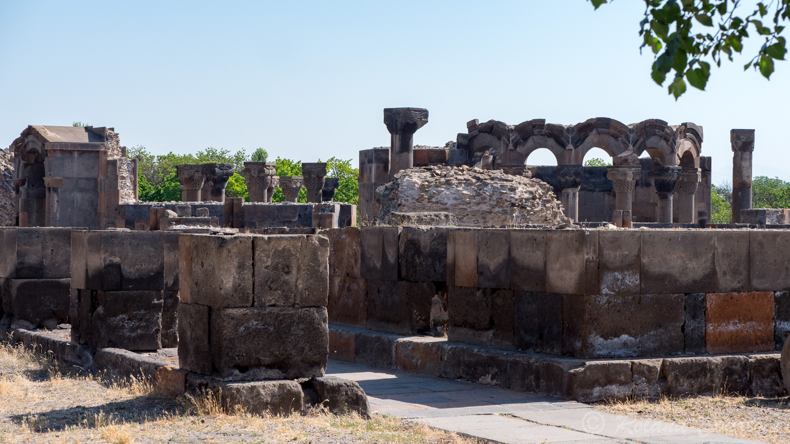 Site archéologique de Zvartnots, 
Impressionnants vestiges d'une église dédiée à Saint-Georges. Construite au 7ème s. par le catolicos Nerses le Batisseur. (Chef suprême de l’église arménienne)