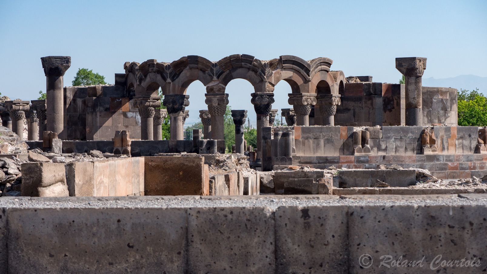 Site archéologique de Zvartnots, 
Impressionnants vestiges d'une église dédiée à Saint-Georges. Construite au 7ème s. par le catolicos Nerses le Batisseur. (Chef suprême de l’église arménienne)