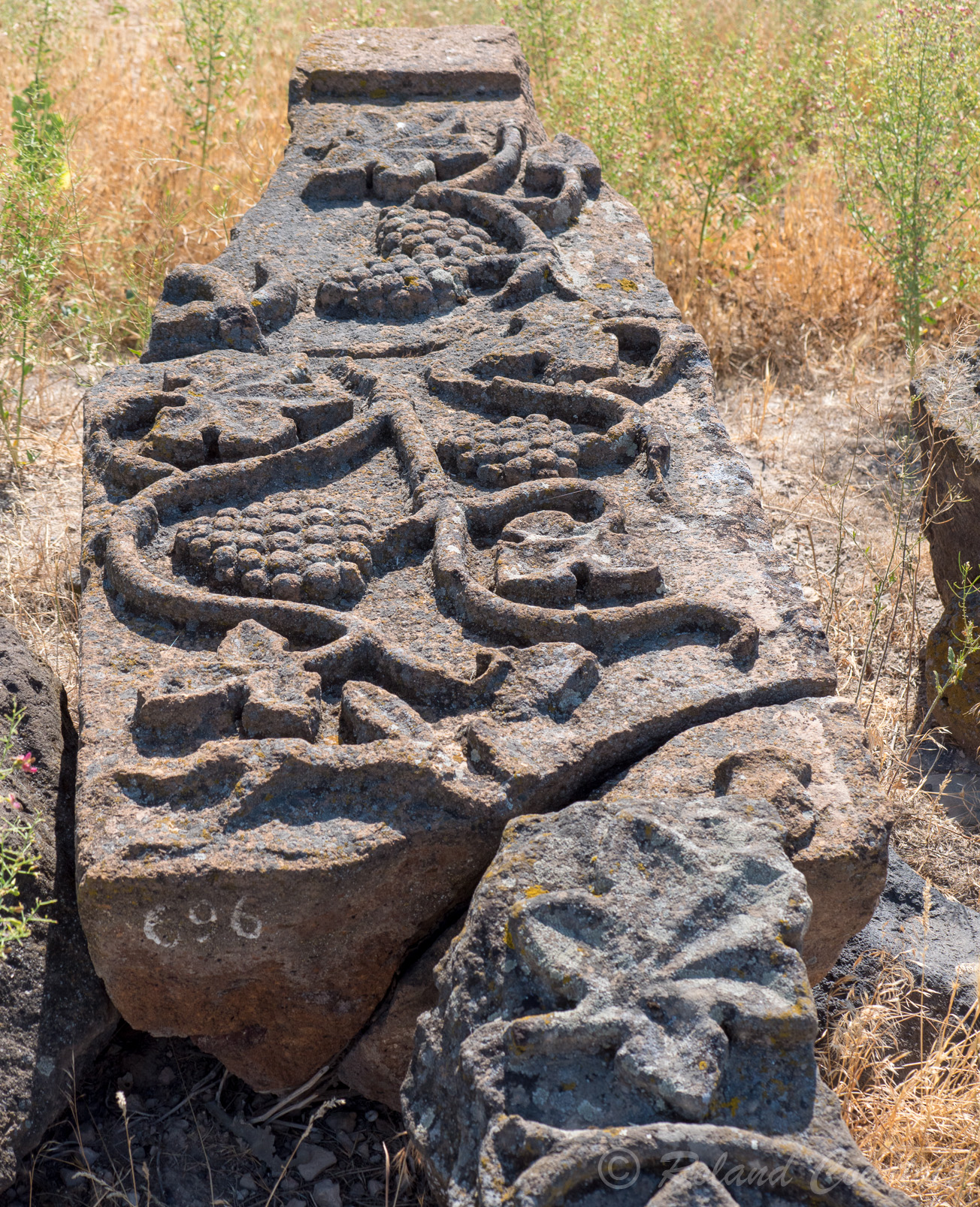 Site archéologique de Zvartnots, 
Impressionnants vestiges d'une église dédiée à Saint-Georges. A l’époque ourartéenne, il y avait déjà une production de vin à cet endroit.