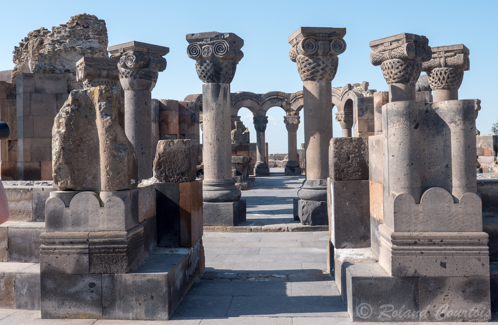 Site archéologique de Zvartnots, 
Impressionnants vestiges d'une église dédiée à Saint-Georges. L’église circulaire représentait la main de JC avec les 5 doigts = 5 entrées .