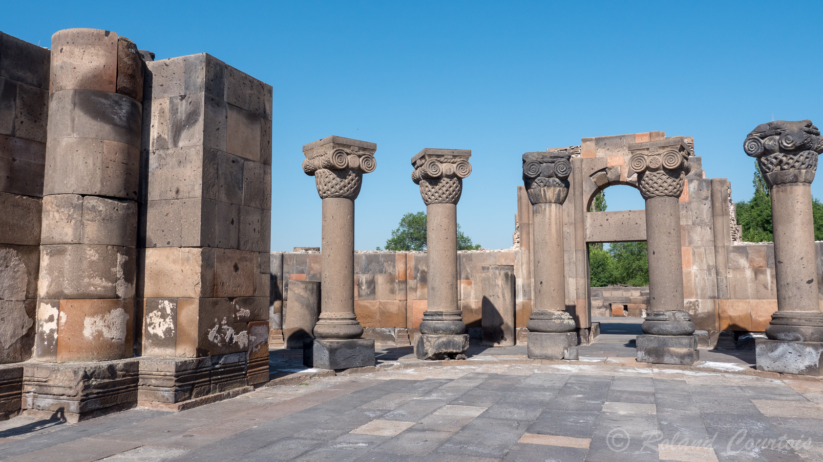 Site archéologique de Zvartnots, 
Impressionnants vestiges d'une église dédiée à Saint-Georges. L’église circulaire représentait la main de JC avec les 5 doigts = 5 entrées .