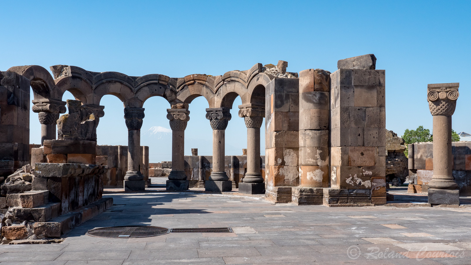 Site archéologique de Zvartnots, 
Impressionnants vestiges d'une église dédiée à Saint-Georges. L’église circulaire représentait la main de JC avec les 5 doigts = 5 entrées .