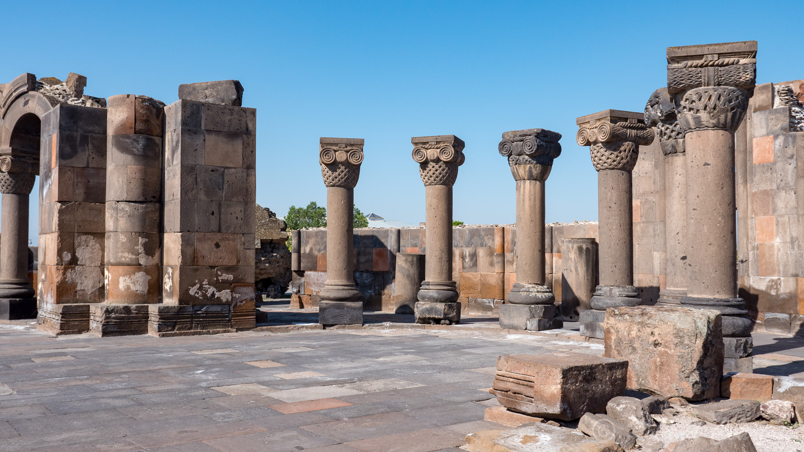 Site archéologique de Zvartnots, 
Impressionnants vestiges d'une église dédiée à Saint-Georges. L’église circulaire représentait la main de JC avec les 5 doigts = 5 entrées .