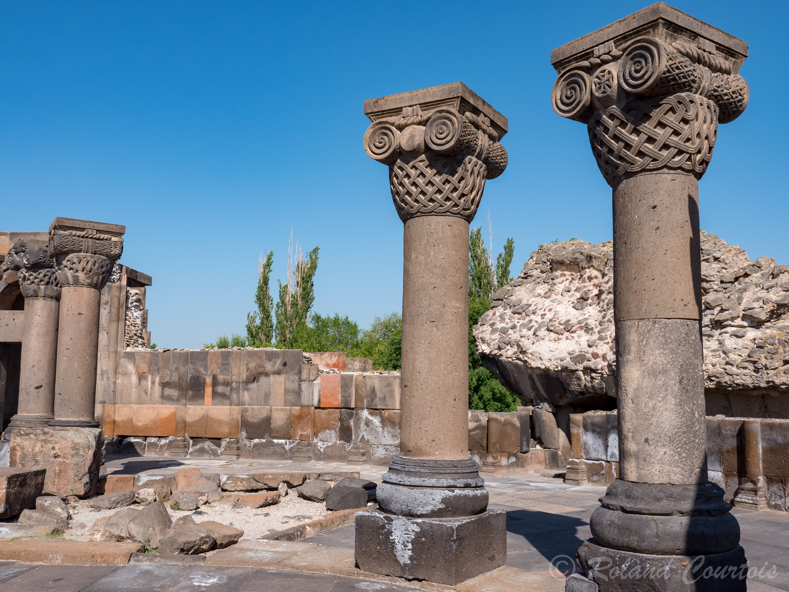 Site archéologique de Zvartnots, 
Impressionnants vestiges d'une église dédiée à Saint-Georges. L’église circulaire représentait la main de JC avec les 5 doigts = 5 entrées .