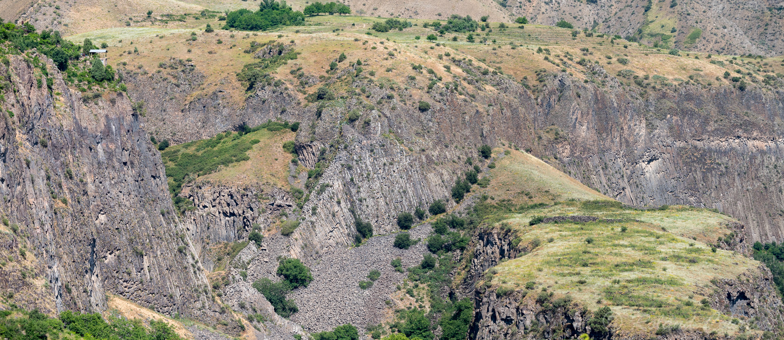 Site de Garni,, Vallée de l’Azat formée d’orgues basaltiques.