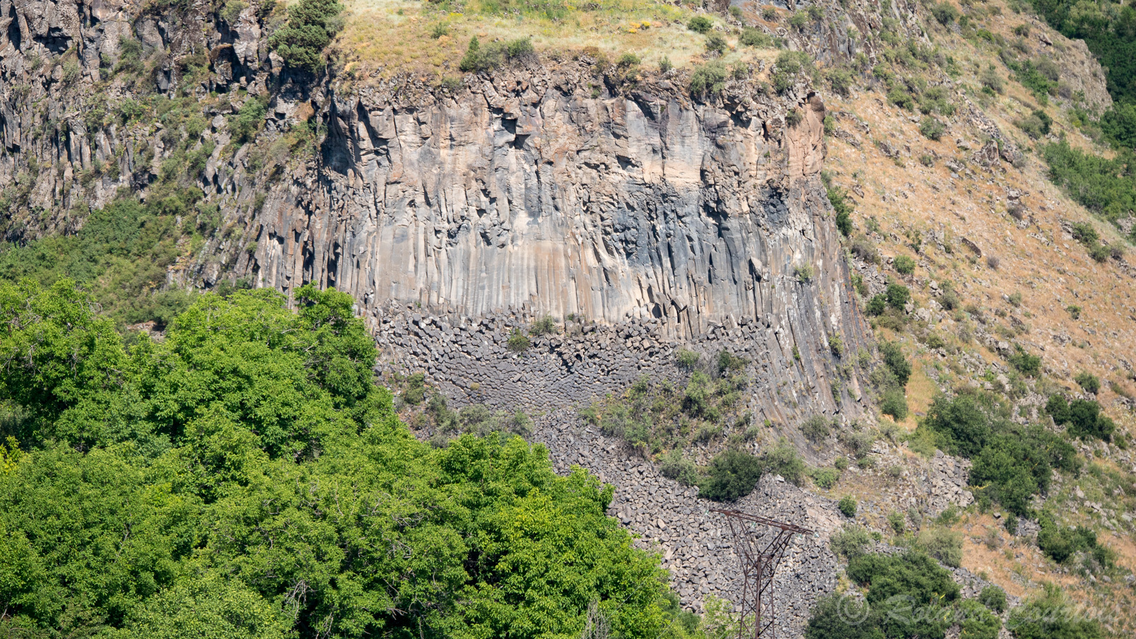 Site de Garni,, Vallée de l’Azat formée d’orgues basaltiques.