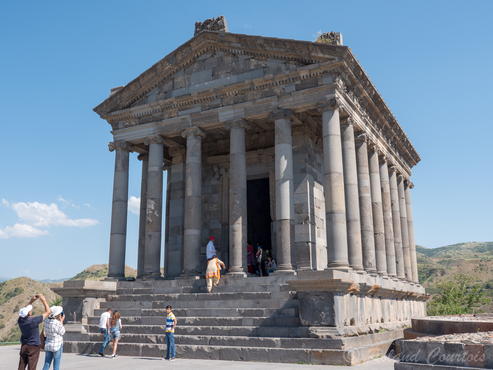 Site de Garni, Temple grec (remis debout dans les années 60) avec en façade 6 colonnes style ionique à tambour avec une architrave et frises.