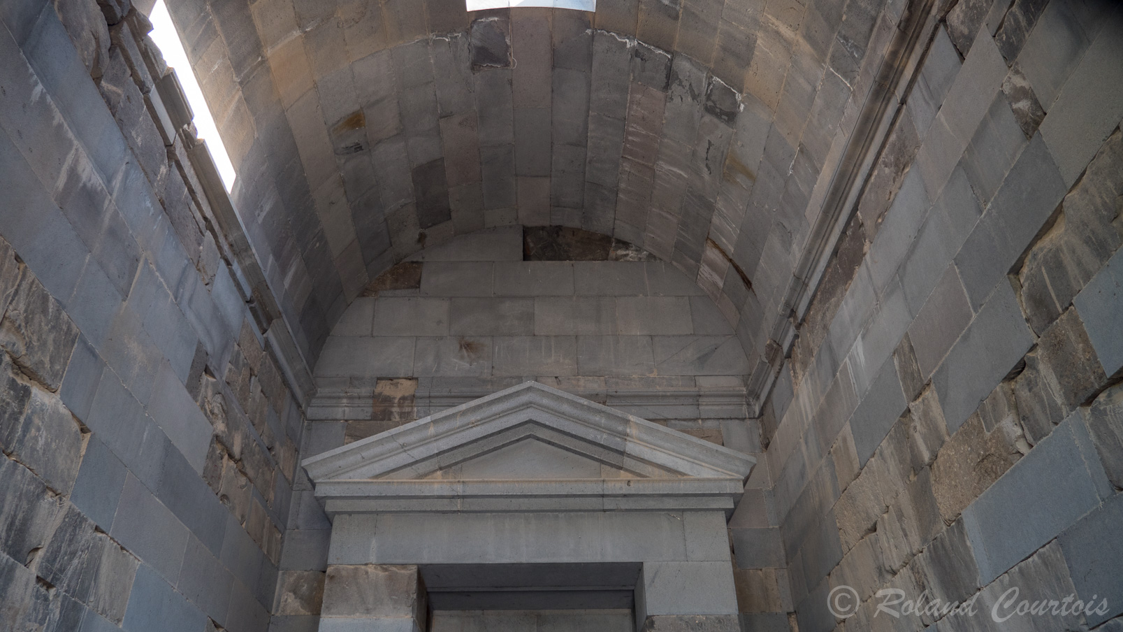 Site de Garni, Temple grec (remis debout dans les années 60) avec en façade 6 colonnes style ionique à tambour avec une architrave et frises. Dans le naos un joueur de dukduk arménien, Voskan Vardanyan