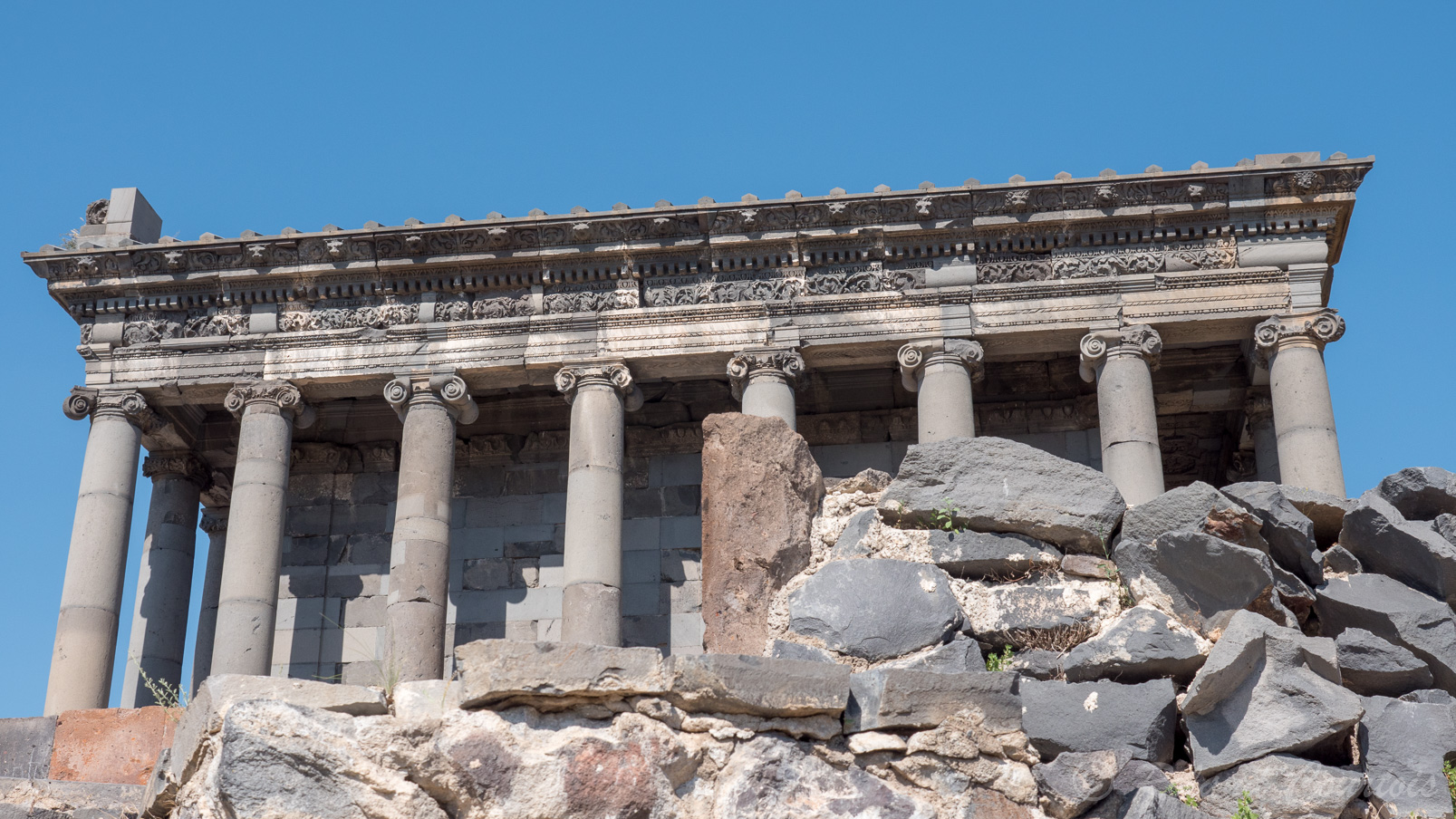 Site de Garni, Temple grec (remis debout dans les années 60) avec en façade 6 colonnes style ionique à tambour avec une architrave et frises.