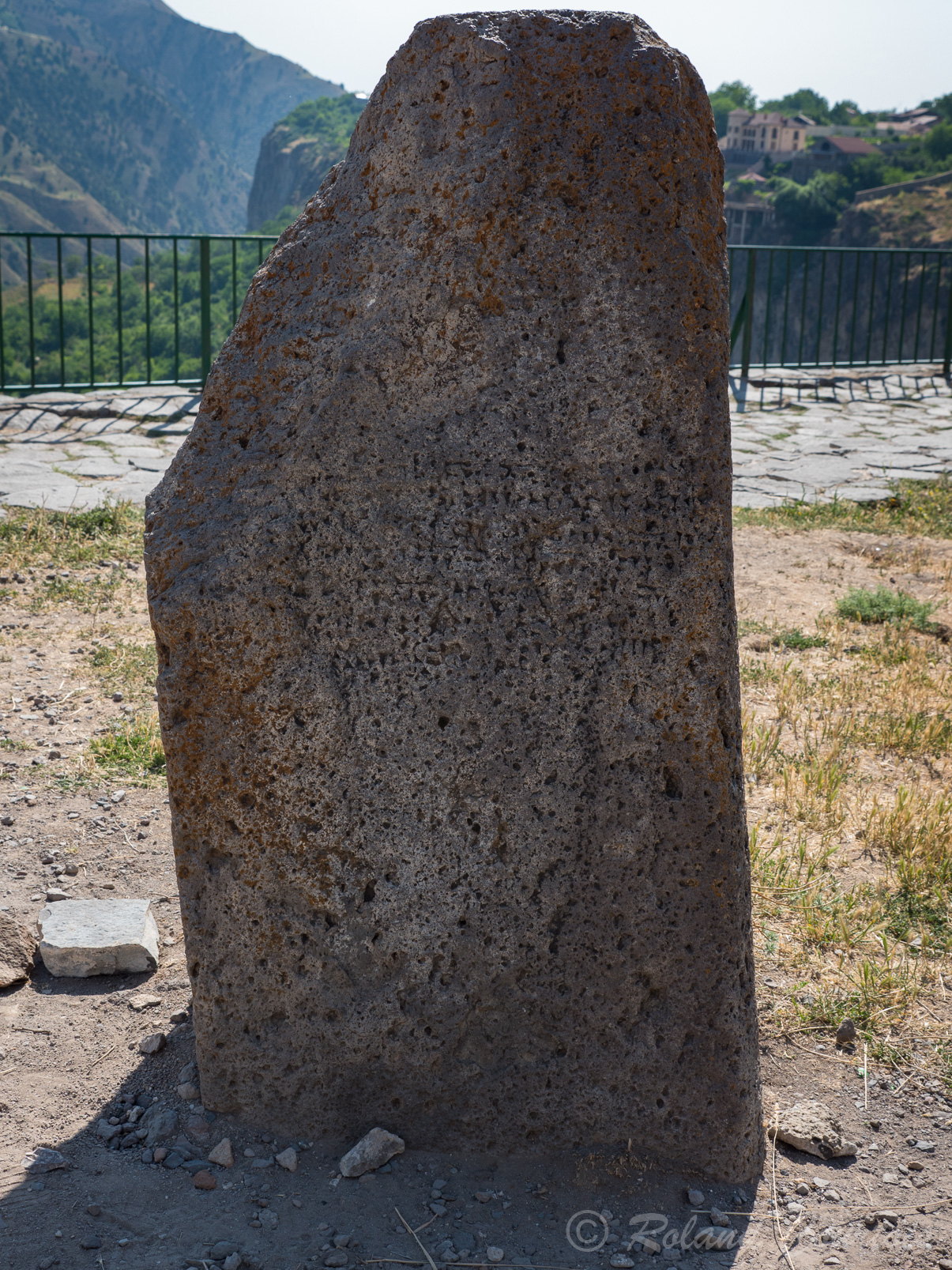 Site de Garni, inscription cunéiformes