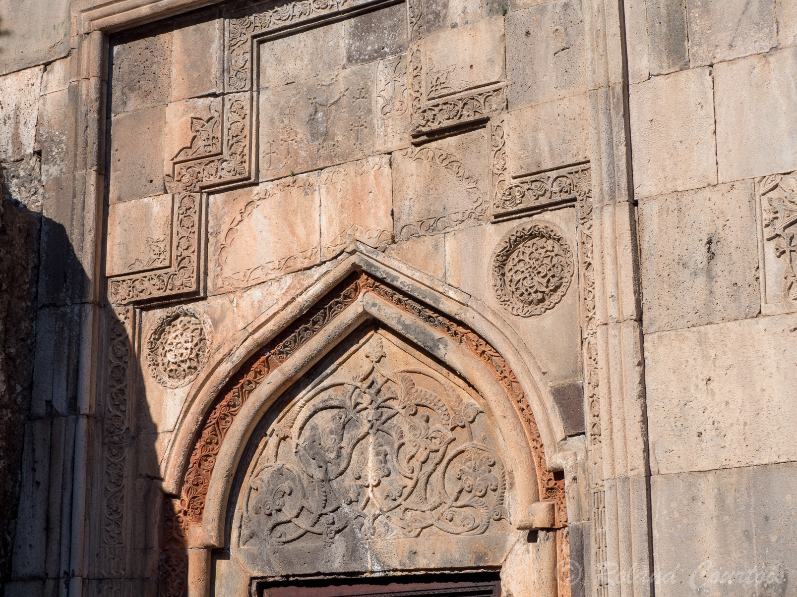 Monastère de Gueghard. Représentatif de l'apogée de l’architecture médiévale arménienne.