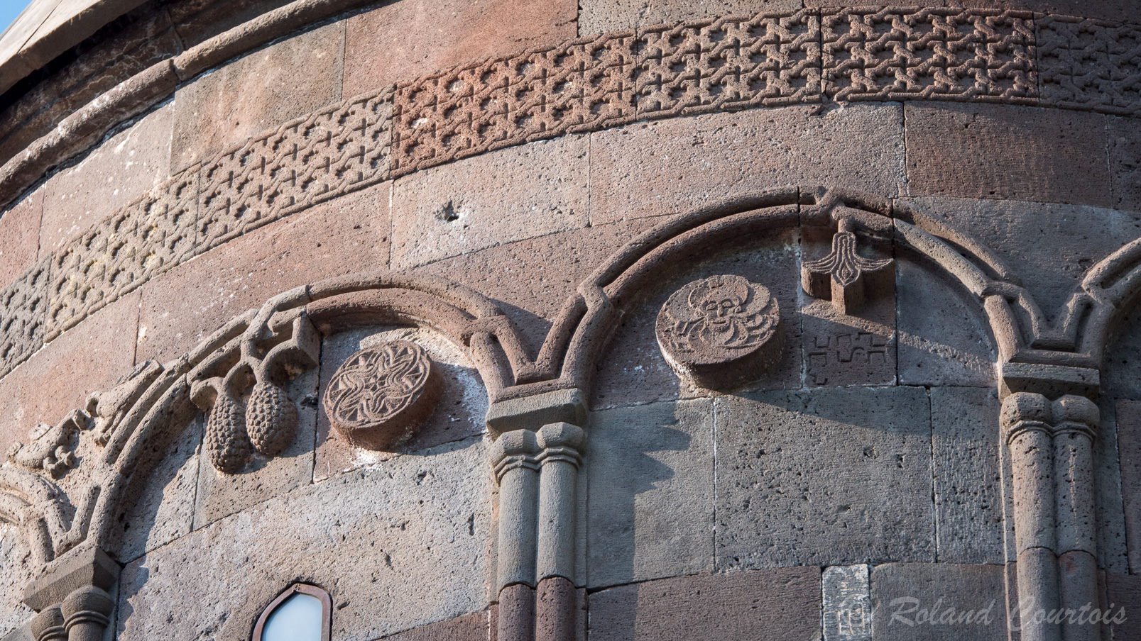 Monastère de Gueghard. Représentatif de l'apogée de l’architecture médiévale arménienne.