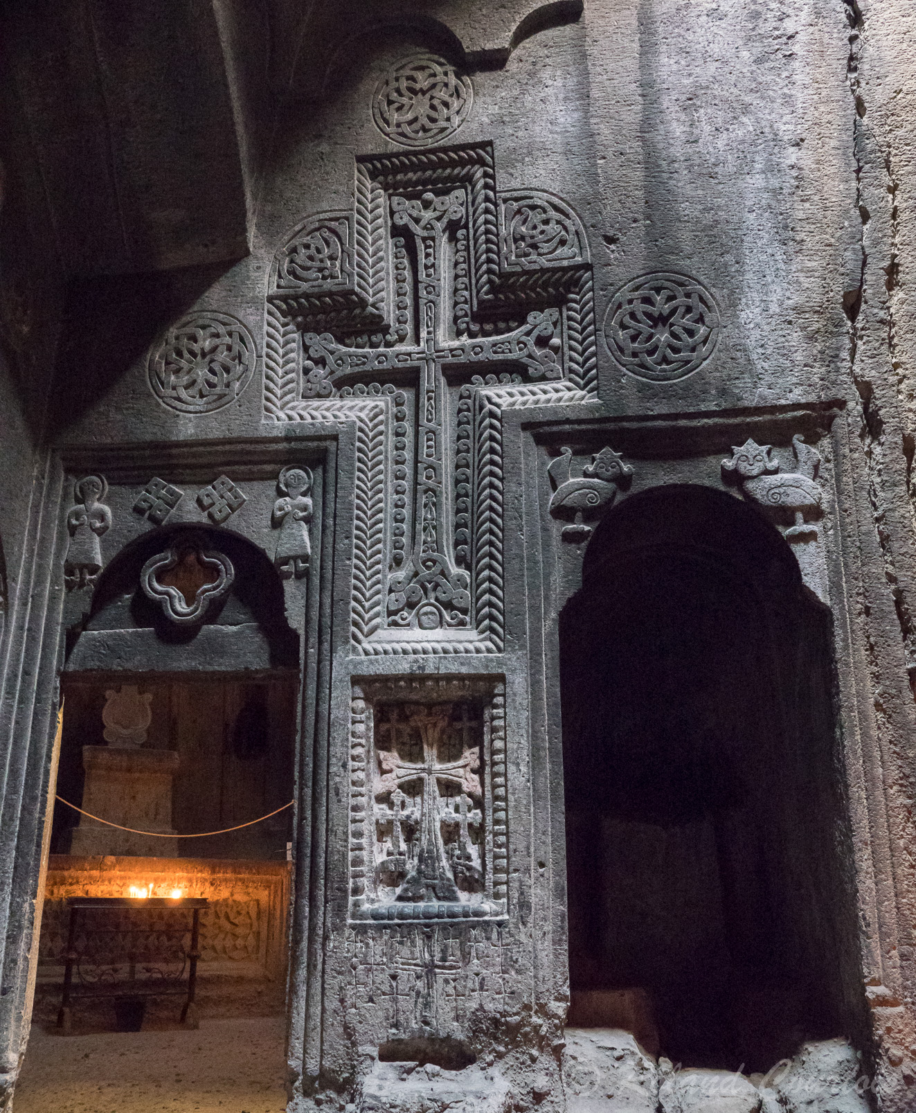 Monastère de Gueghard. Belle croix sculptée avec des personnages, on est dans la chapelle funéraire de la famille Kochian.