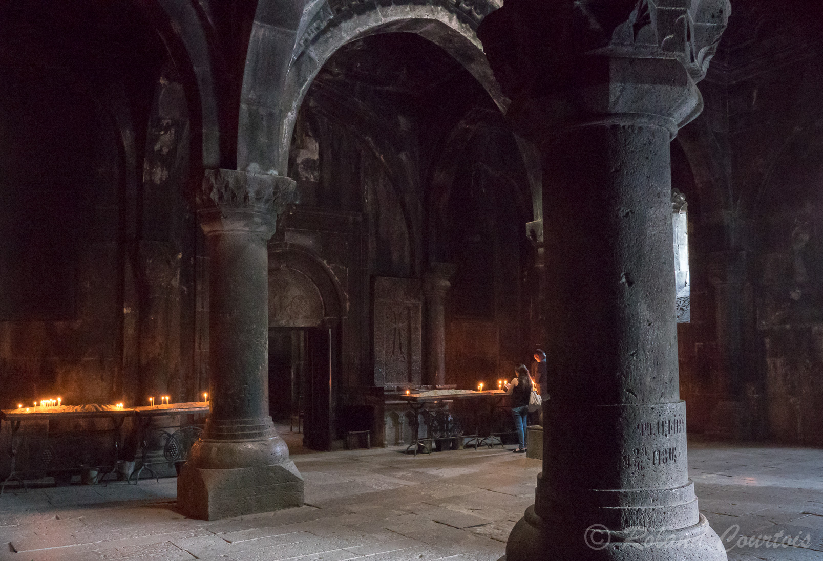 Monastère de Gueghard. Reconstruit au 13ème s. deuxième âge d’or de l’architecture arménienne avec le « gavit » cad. un grand narthex. Le Gavit repose sur 4 colonnes.