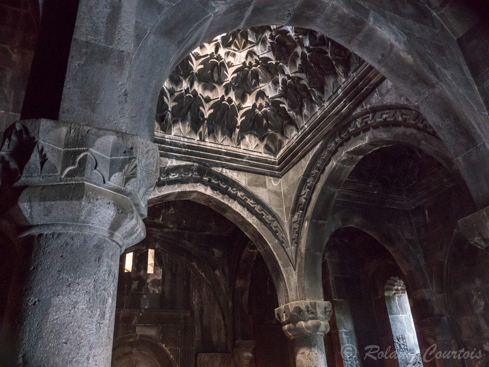 Monastère de Gueghard. Reconstruit au 13ème s. deuxième âge d’or de l’architecture arménienne avec le « gavit » cad. un grand narthex. Le Gavit repose sur 4 colonnes. Plafond en nid d’abeilles.