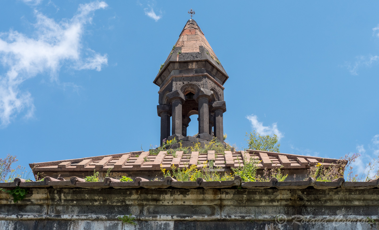 Monastère de Haghpat. L'église principale est dédiée au Sainte-signe (Sourp Nshan) et précédée d'un gavit ou narthex construit vers 1201.