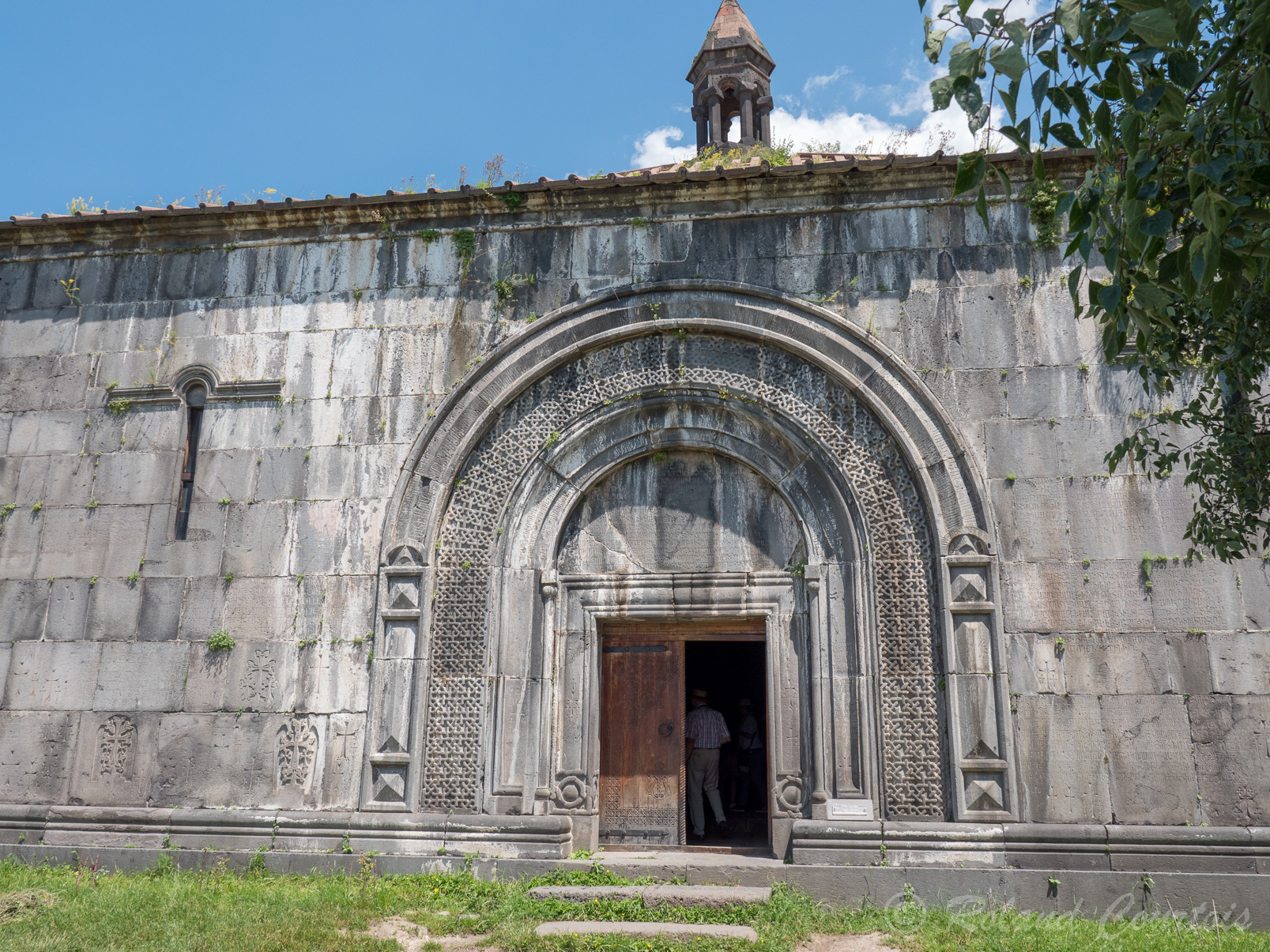 Monastère de Haghpat. L'église principale est dédiée au Sainte-signe (Sourp Nshan) et précédée d'un gavit ou narthex construit vers 1201.