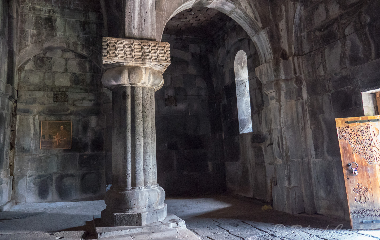 Monastère de Haghpat. L'église principale est dédiée au Sainte-signe (Sourp Nshan) et précédée d'un gavit ou narthex construit vers 1201. Quatre piliers soutiennent la coupole reliés par des arcades ogivales.
