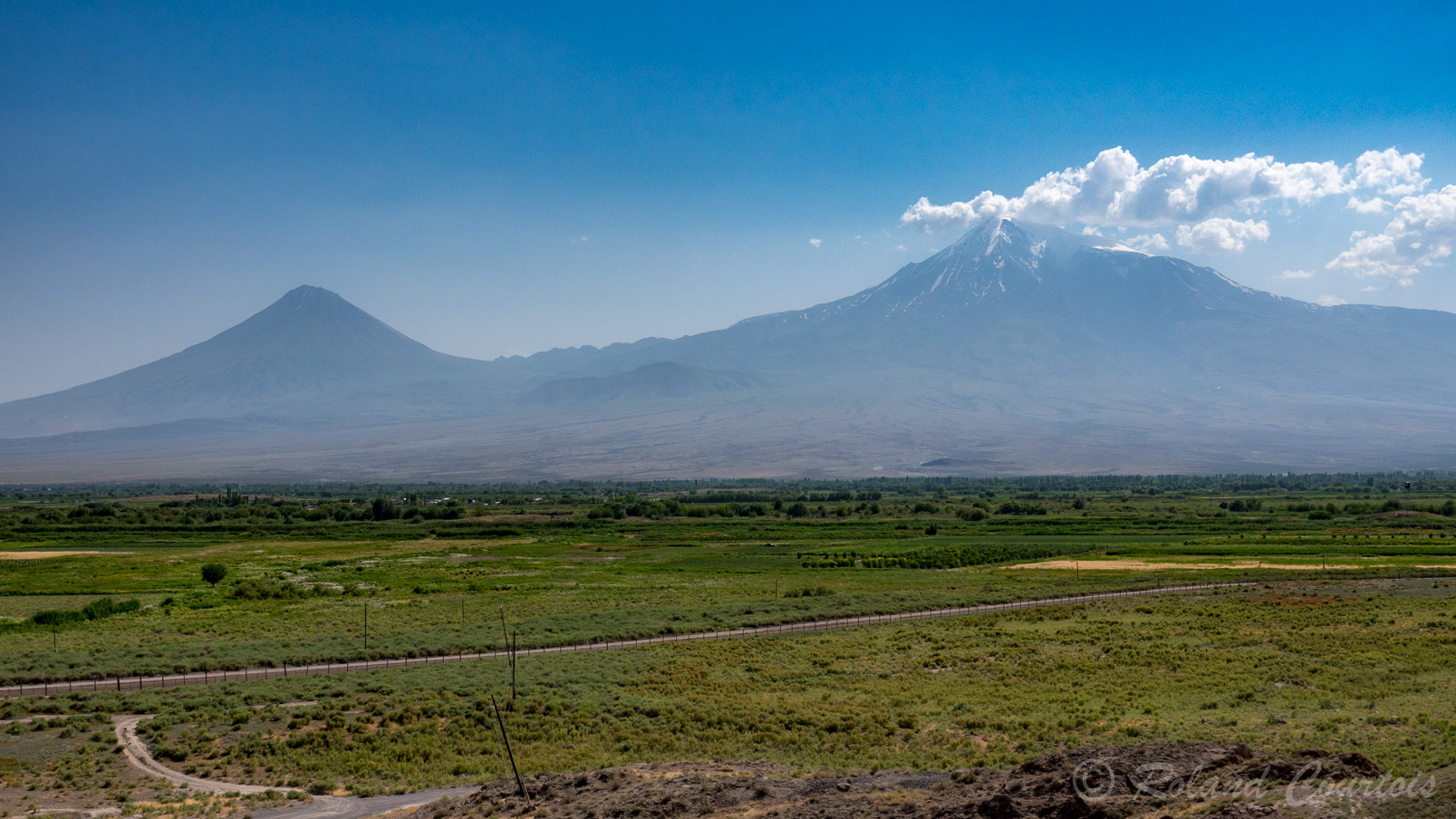 Du monastère une magnifique vue sur sa majesté le mont Ararat, mentionné dans la Genèse - c`est là que ce serait posée l'arche de Noé après le Déluge...