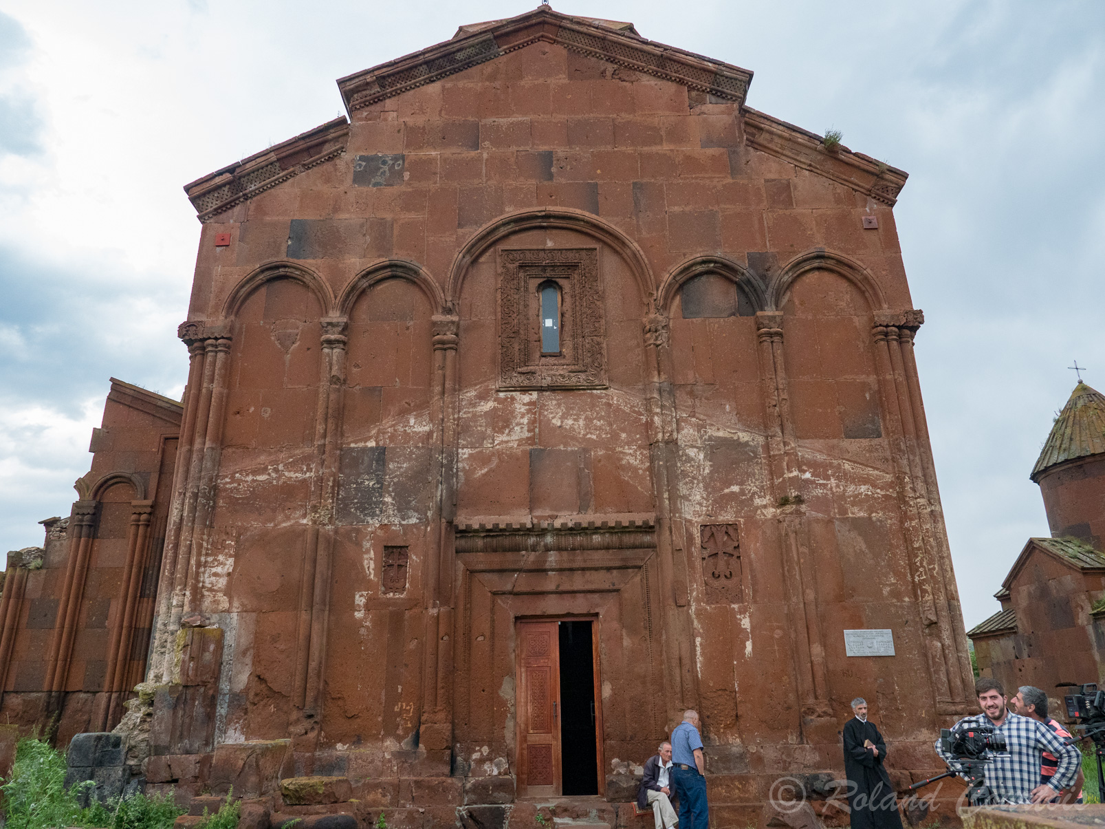 Le monastère de Marmashen. Eglise principale St Stepanos (Katoghiké ) datant de 988. Peu de fenêtres mais des colonnes très ornées.
