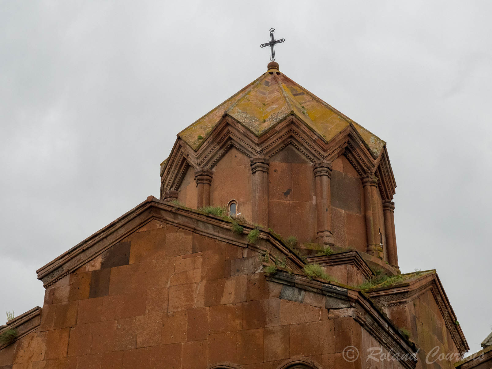 Le monastère de Marmashen. Eglise principale St Stepanos (Katoghiké ) datant de 988. Peu de fenêtres mais des colonnes très ornées.