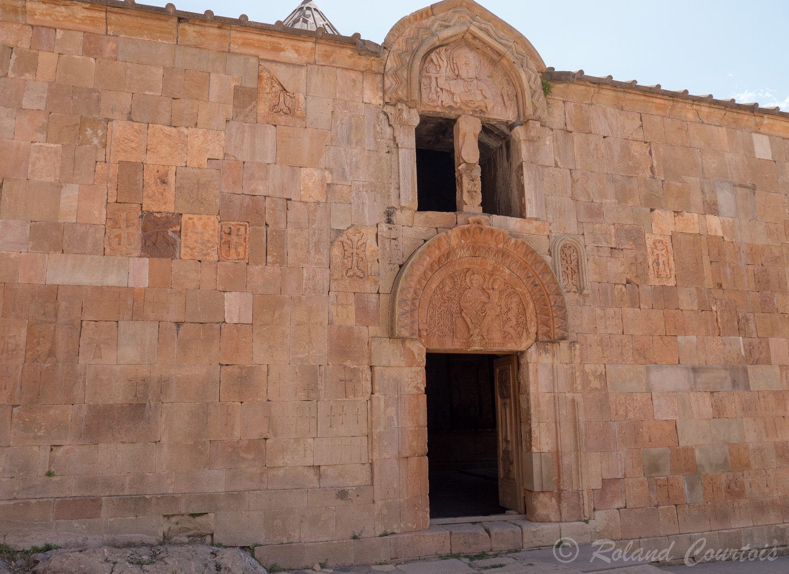 Monastère de Noravank. Façade de l'église Saint -Jean-le-Précurseur. Le tympan supérieur, au sommet pointu, surmonte des fenêtres jumelles.