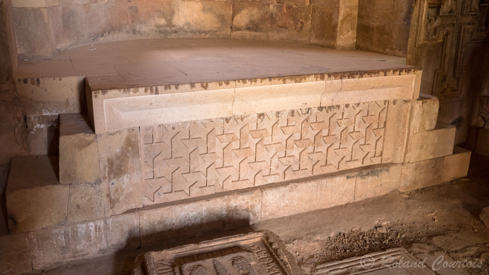 Monastère de Noravank. L'église  Saint-Grégoire, ou chapelle de Smbat Orbélian. L'autel semi-circulaire est encadré de khatchkars.