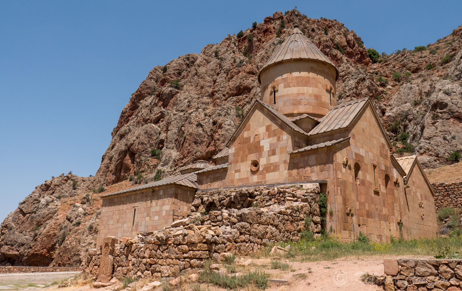 Monastère de Noravank. Eglise de Saint Jean le Précurseur et son gavit.