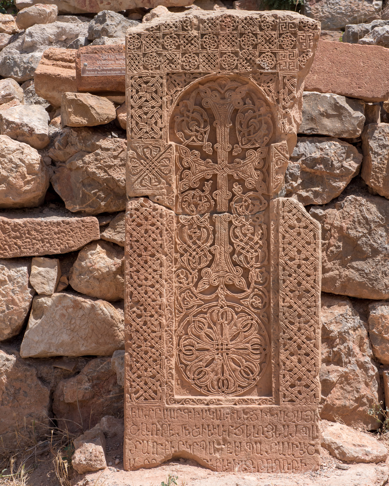 Monastère de Noravank. Khatchkar situé devant l'église Saint-Jean-le-Précurseur.