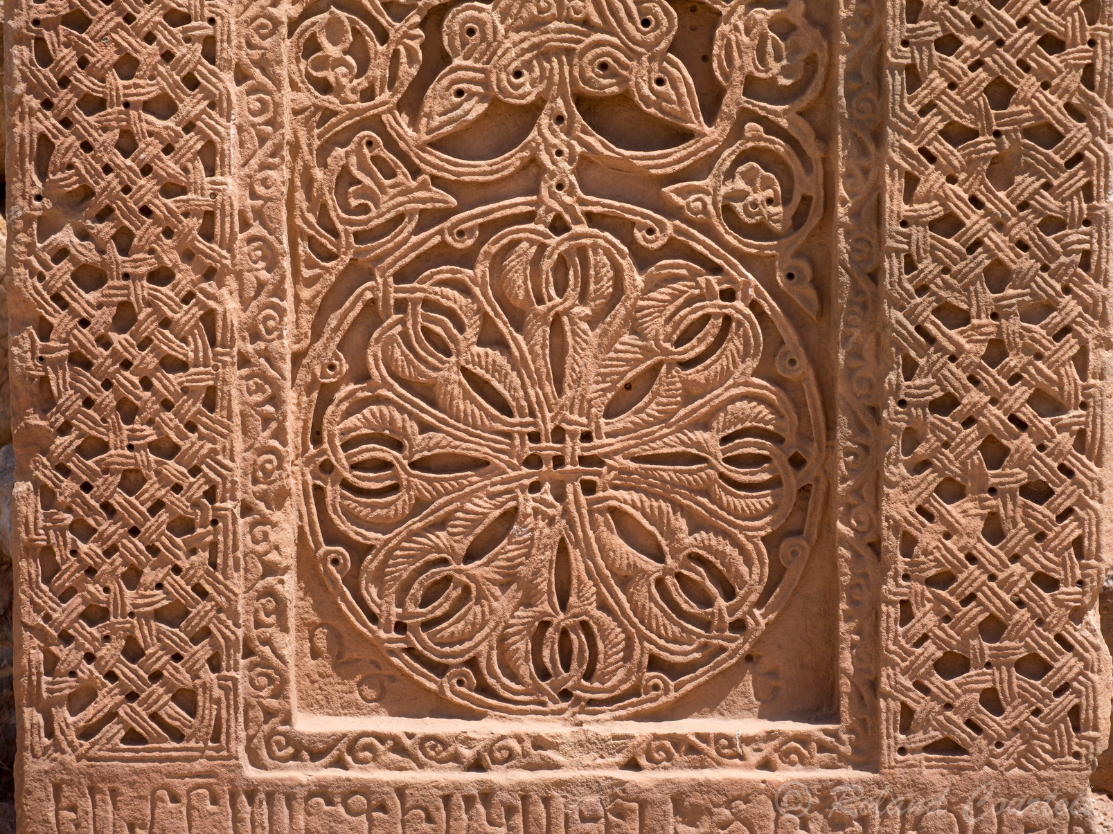 Monastère de Noravank.  détail du khatchkar situé devant l'église Saint-Jean-le-Précurseur.