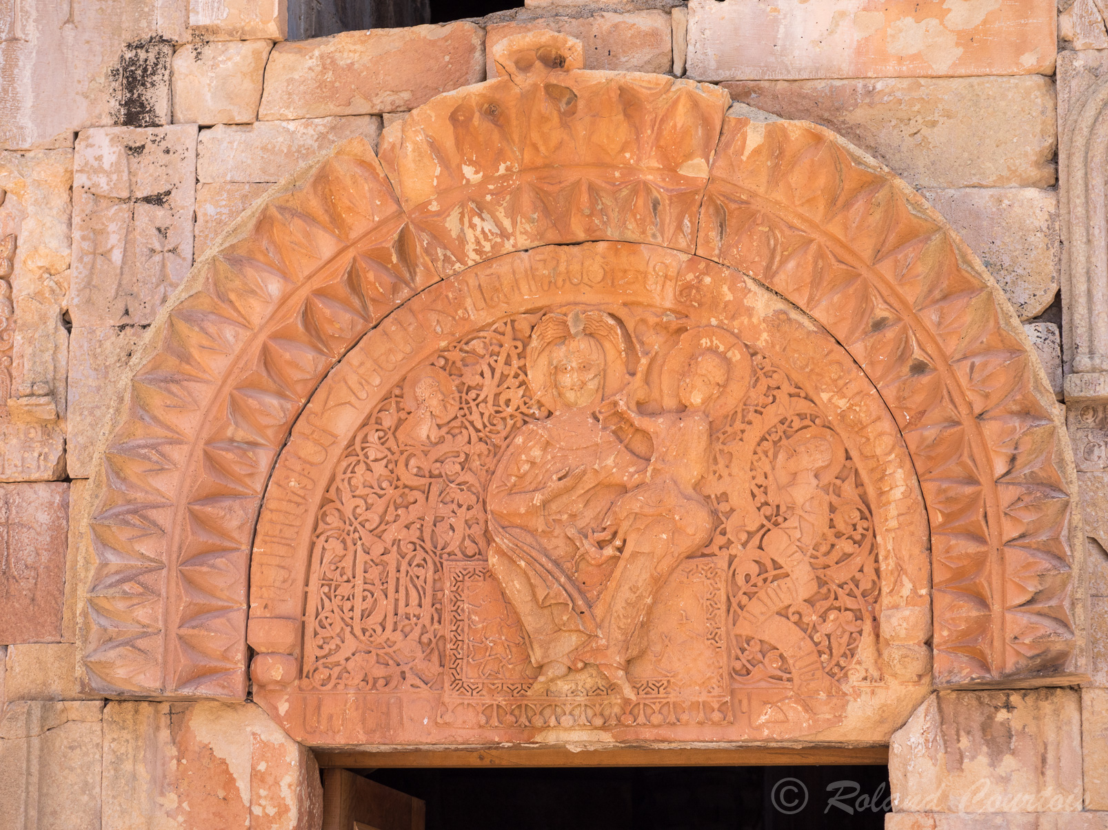 Monastère de Noravank. Eglise de Saint Jean le Précurseur. Le tympan inférieur, semi-circulaire, surmonte la porte du gavit. La Vierge et l'Enfant figurent au centre.