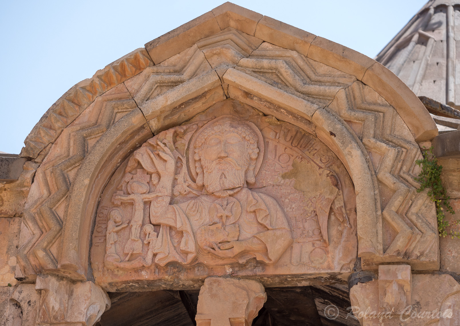 Monastère de Noravank. Eglise de Saint Jean le Précurseur. Il représente au centre Dieu sous la forme de « l'Ancien des jours », à la face statique et aux yeux en amande, créant Adam à son image, auquel une colombe donne le souffle de vie.