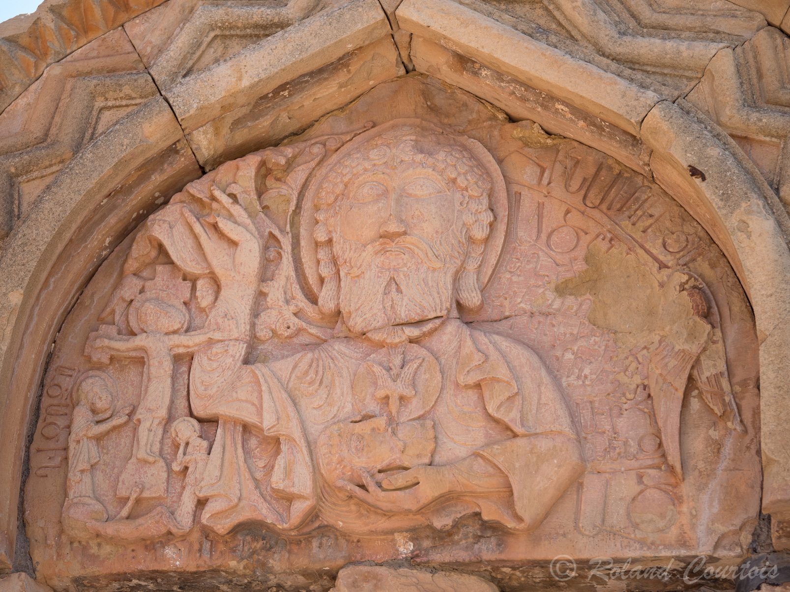 Monastère de Noravank. Eglise de Saint Jean le Précurseur. Le Christ est entouré à gauche d'une scène de crucifixion avec la Vierge et le prophète Daniel, et à droite d'un séraphin et d'une citation du Livre de Daniel.