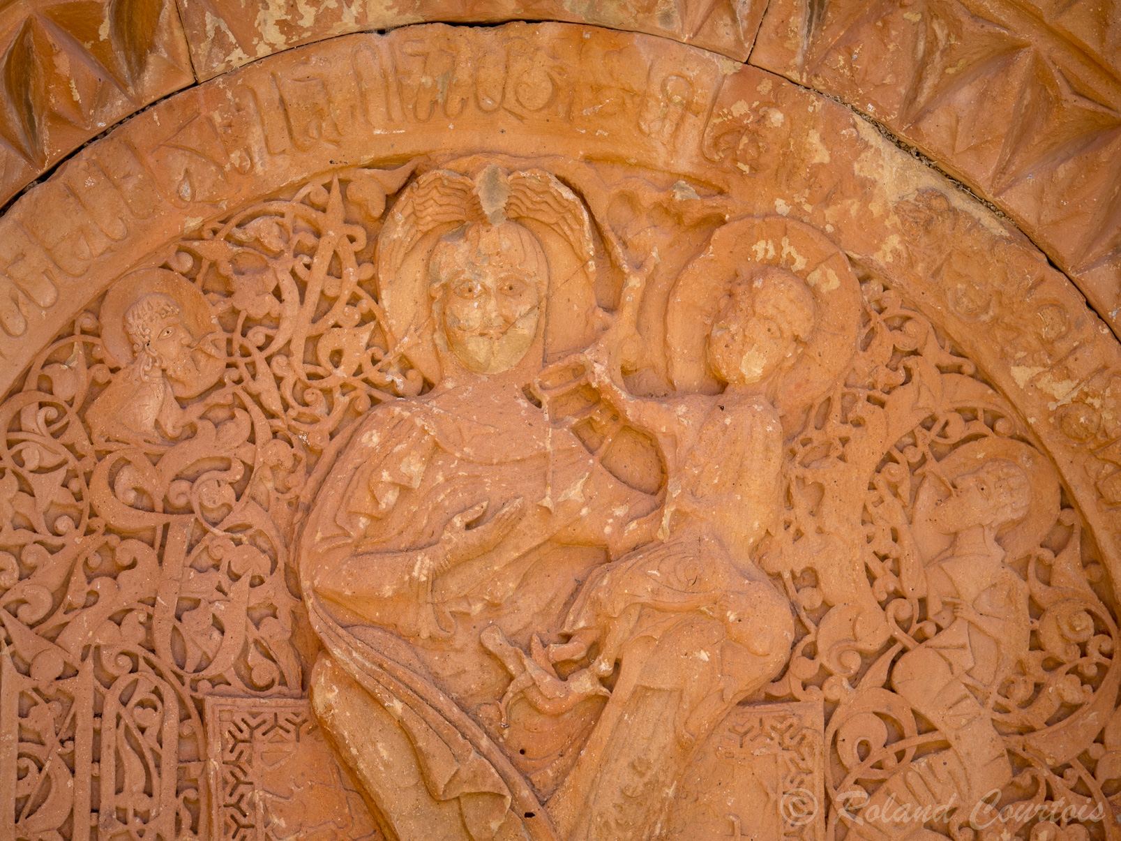 Monastère de Noravank. Eglise de Saint Jean le Précurseur. La Vierge  est surmontée d'une colombe alors qu'un oiseau et un lion se trouve sous l'Enfant.