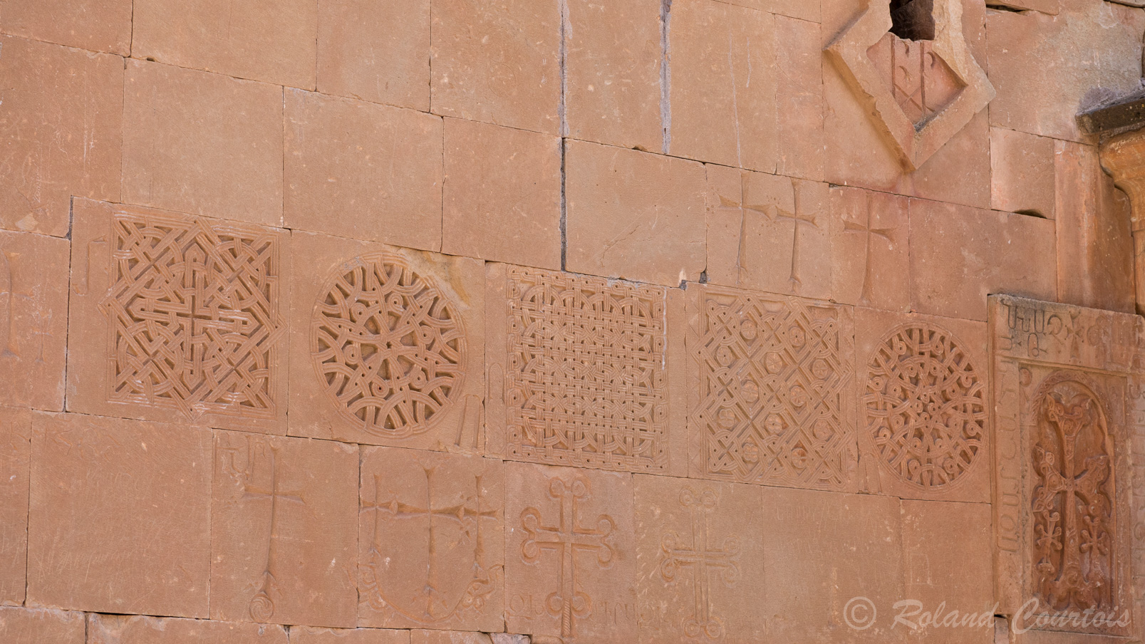 Monastère de Noravank. Façade de l'église  Saint-Grégoire, juste à côté de l'église Saint Jean-le-Précurseur.