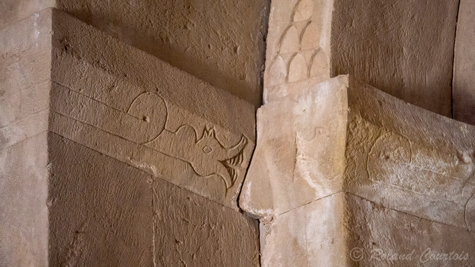 Monastère de Noravank. L'église  Saint-Grégoire, ou chapelle de Smbat Orbélian. L'autel semi-circulaire est encadré de khatchkars et de colombes sculptées.