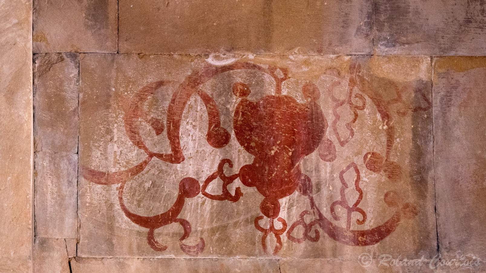 Monastère de Noravank. L'église  Saint-Grégoire, ou chapelle de Smbat Orbélian. Des restes de fresques sont encore visibles.