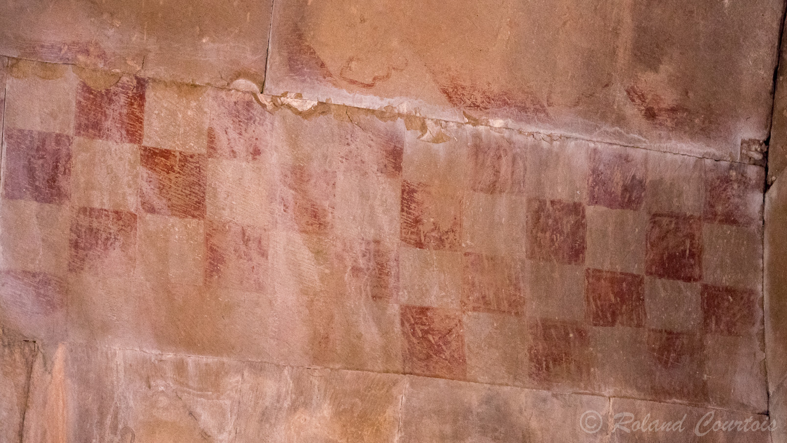 Monastère de Noravank. L'église  Saint-Grégoire, ou chapelle de Smbat Orbélian. Des restes de fresques sont encore visibles.