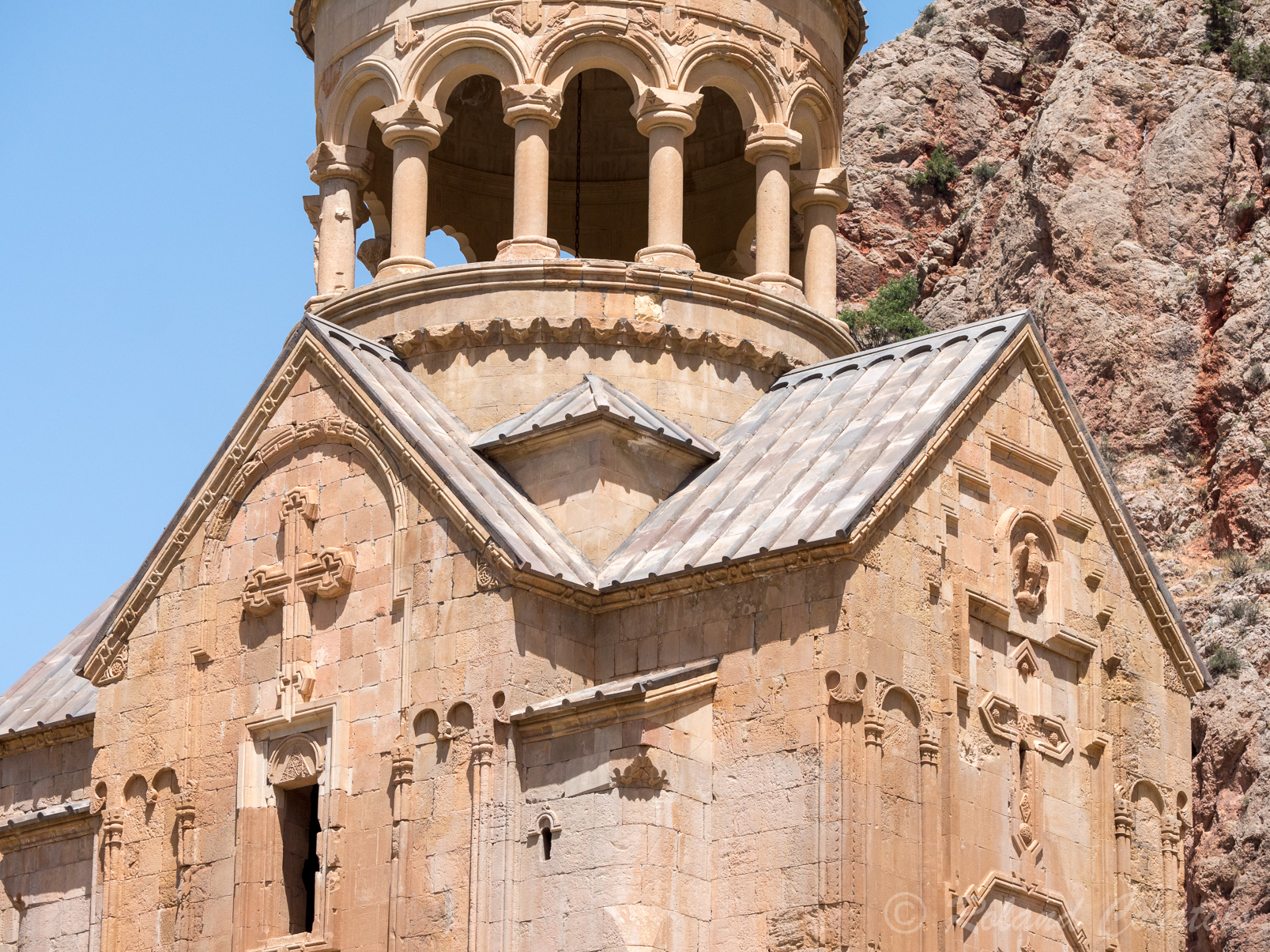 Monastère de Noravank. L'église Sainte-Mère-de-Dieu (Sourp Astvatsatsin) : Les façades Est et Sud.
