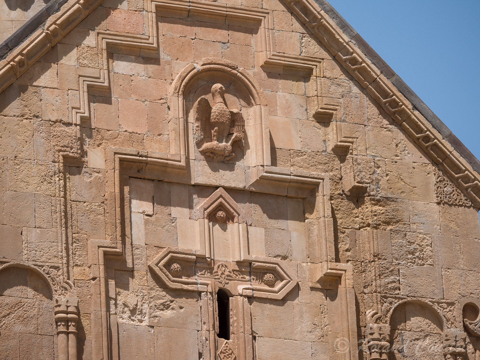 Monastère de Noravank. L'église Sainte-Mère-de-Dieu (Sourp Astvatsatsin)  Détail de la facade Est.